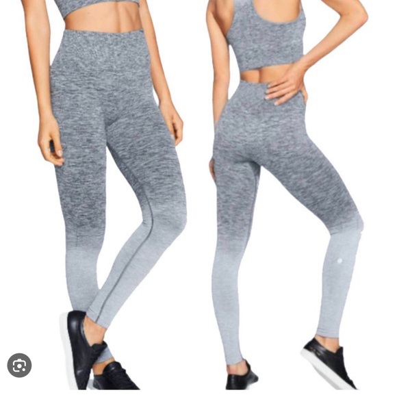 Lulu lemon seamless legging size 4. Perfect condition and fits so comfortably. - Picture 5 of 5